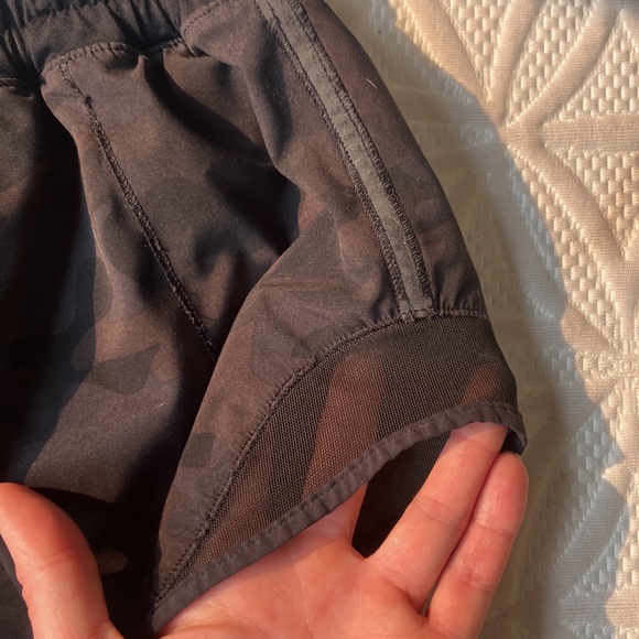 Lululemon hot short size 4 in black camo - Picture 5 of 7